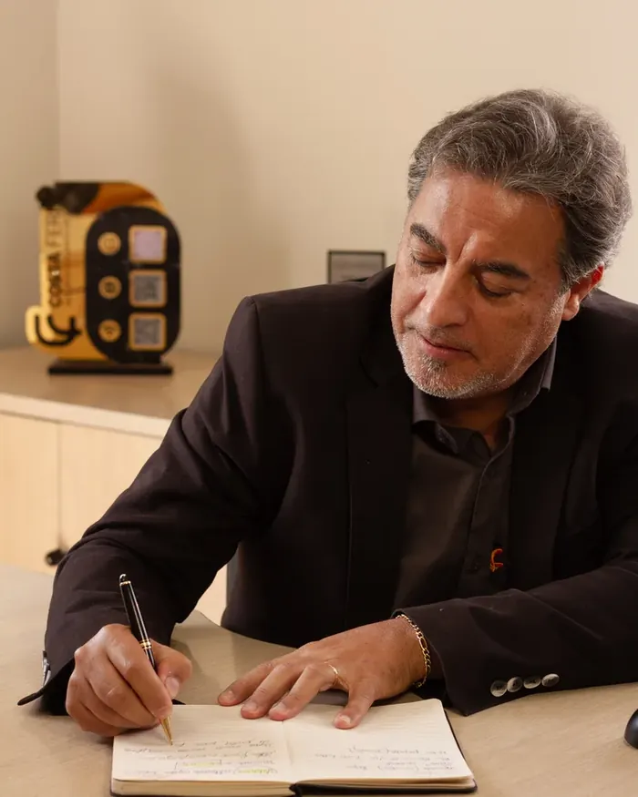 Agnaldo montando a comparação entre consórcio e financiamento