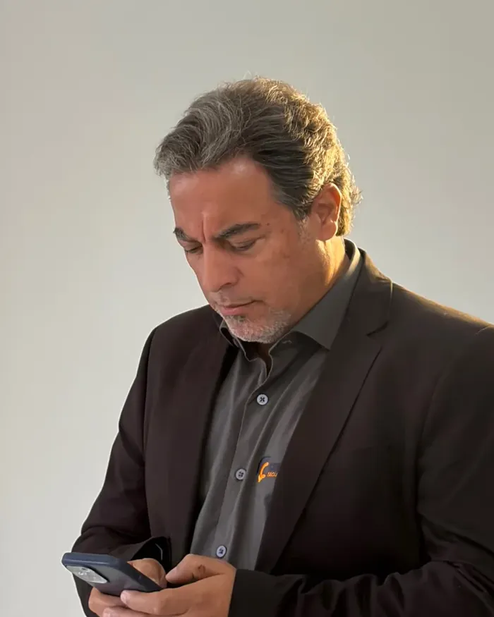Agnaldo conferindo as contas na Costa Ferrê